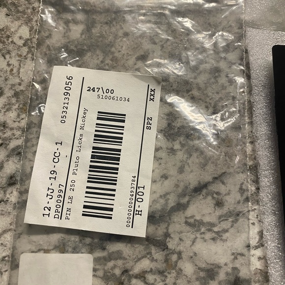 Disney Auctions Pin. Pluto Gives Mickey A Lick On The Cheek - LE 250. New. - Picture 3 of 4